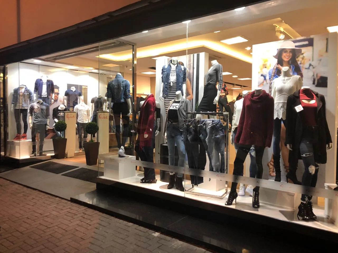 Dicas para uma vitrine de roupas incrível