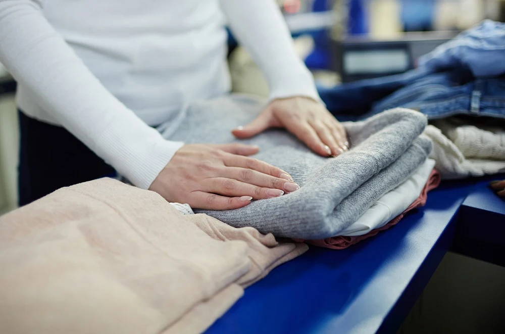 Dobra das roupas uma técnica importante para organização de sua loja