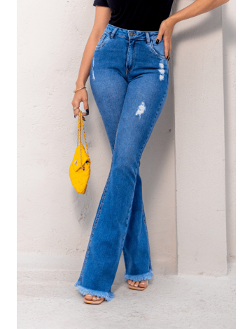 Calça jeans flare com barra desfiada top