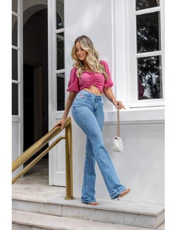 Calça jeans flare cheap aberta na barra
