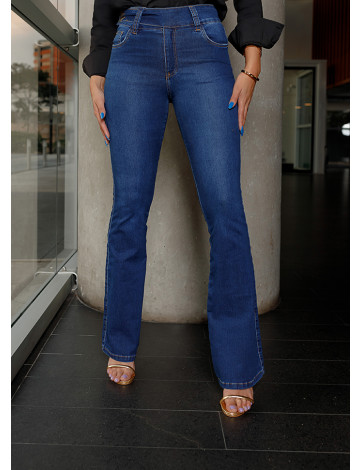 Calça flare com outlet botoes na frente