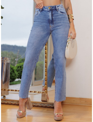 Calça jeans mom com barra a fio atacado feminina Revanche Camalaú Azul