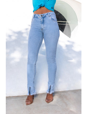Calça jeans skinny com barra desfiada e zíper atacado feminina Revanche Bihde Azul