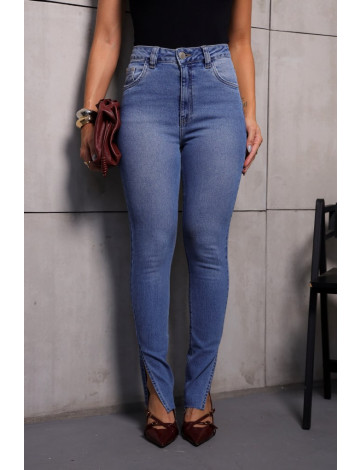 Calça Jeans Skinny Abertura Lateral e Barra A Fio Atacado Feminino Revanche Cirénia Azul