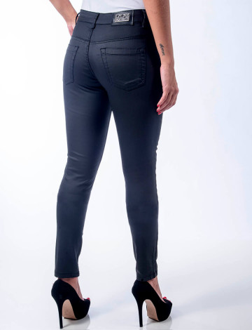 calça jeans preta resinada feminina