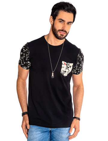 Camiseta Atacado Bolso Estampado Masculina Revanche Riga Preta Frente