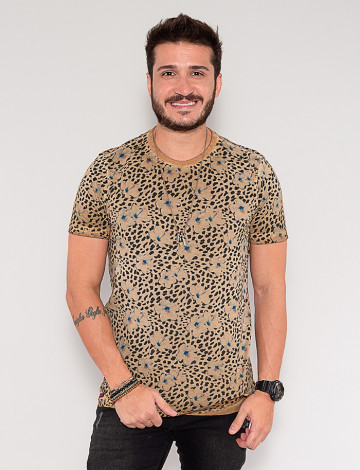 Camiseta Atacado Masculina Revanche Dashiell Marrom Frente