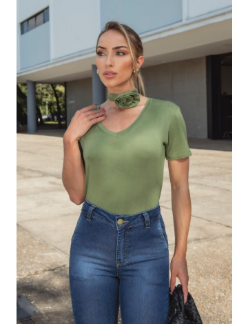 T-Shirt Básica Com Choker De Flor Atacado Feminina Revanche Boma Verde Militar