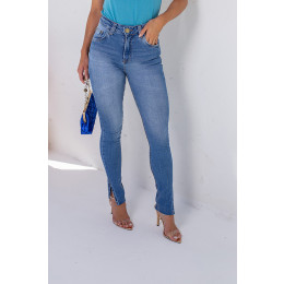 Calça jeans com sales abertura na barra