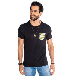 Camiseta Atacado Bolso Camuflado Masculina Revanche War Preta Frente